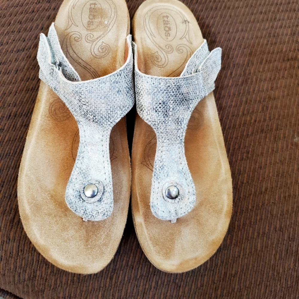 Taos sandels